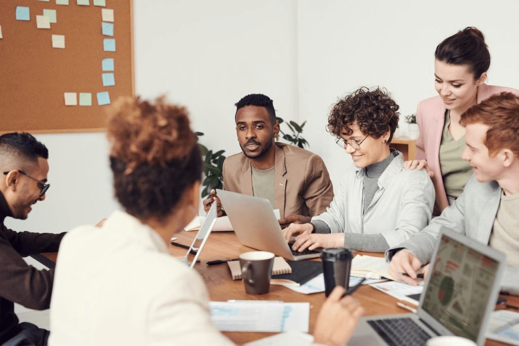 Image showing engaged employees as a result of effective performance coaching. 